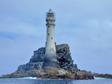 Cape Clear Adası yakınlarında bir deniz feneri. Etrafı okyanusla çevrili..