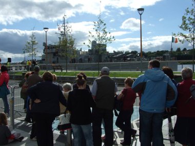 New Ross, Co. Wexford, İrlanda. 22 Haziran 2013. ABD Başkanı J.F. 'in 50. yıldönümü. Kennedy 'nin İrlanda ziyareti. İrlanda Başbakanı Enda Kenny, donanma gemisi LE Orla JFK Kennedy 'nin heykeli.