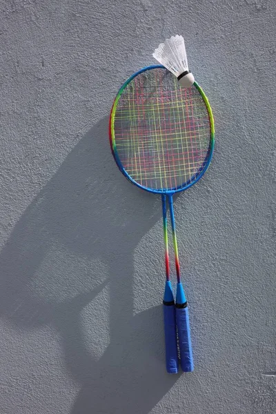 Two Colored Badminton Rackets Badminton Shuttlecock Gray Background — Stock Photo, Image