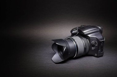 Siyah dijital kamera, siyah arkaplanda tam çerçeve.