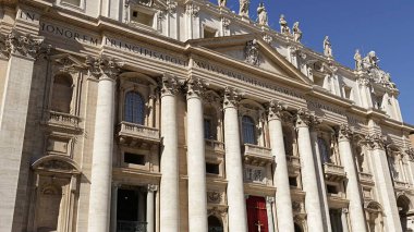 Ön cephe binasının etkileyici mimarisi, Roma 'daki Aziz Peter Bazilikası..
