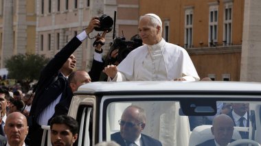 Vatikan Şehri, Roma, İtalya 12 Ekim 2025. Papa 16. Leo, Aziz Peter Bazilikasının önünde..