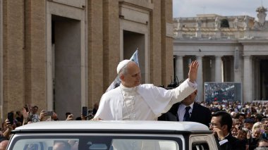 Vatikan Şehri, Roma, İtalya 12 Ekim 2025. Papa 16. Leo, Aziz Peter Bazilikasının önünde..