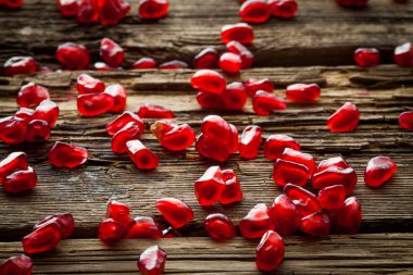 ahşap masa üzerine nar taneleri. Seçici odak