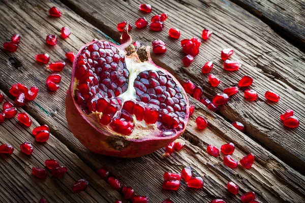 Fruta de granada jugosa sobre mesa de madera — Foto de Stock