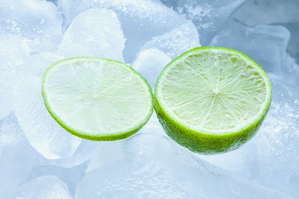 Dilimlenmiş limon ve buz — Stok fotoğraf