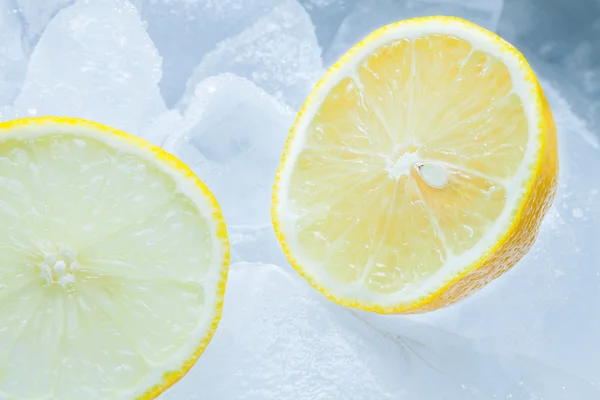 Dilimlenmiş limon ve buz — Stok fotoğraf