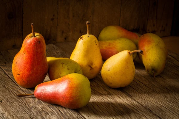 Pere biologiche mature fresche su un tavolo di legno — Foto Stock