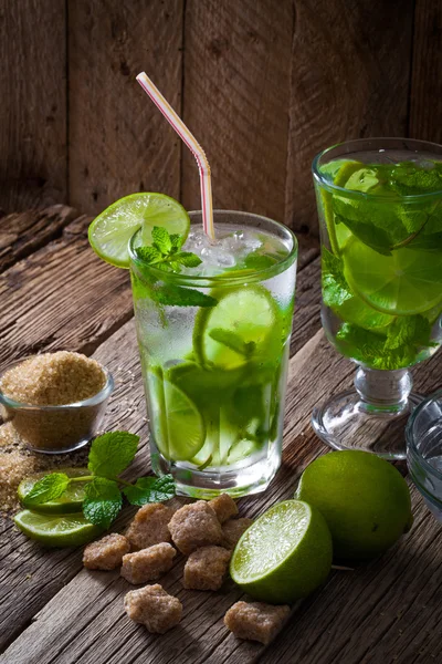 Verse mojito cocktail op een houten tafel — Stockfoto