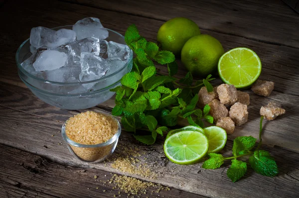 Ingredientes para hacer mojitos de hielo, hojas de menta y lima en añejo —  Fotos de Stock