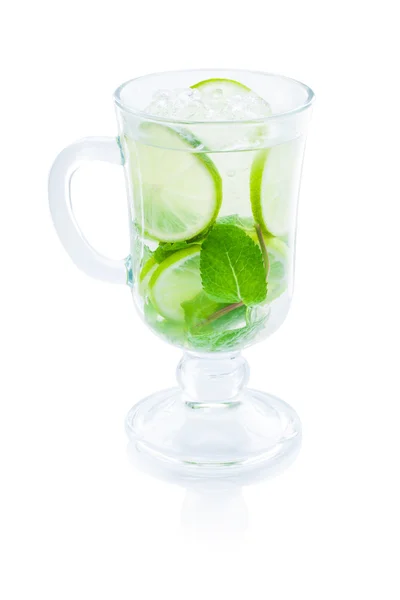 Mojito cocktail op een witte achtergrond. — Stockfoto