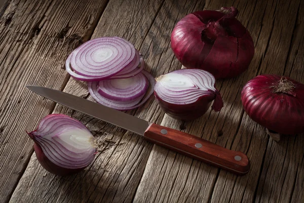 Cebollas frescas sobre una mesa de madera — Foto de Stock