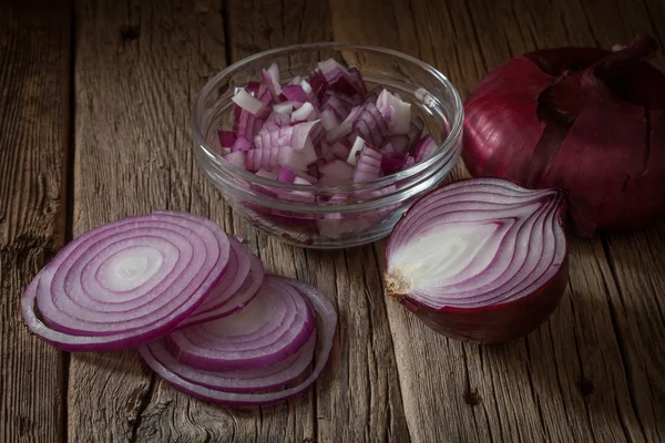 Cebolas frescas em uma mesa de madeira — Fotografia de Stock