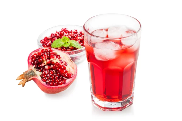 Jugo de granada en un vaso. Aislado sobre fondo blanco — Foto de Stock