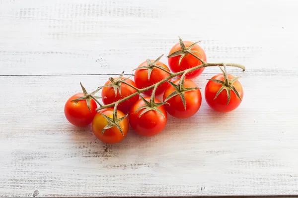 Tomates rojos sobre mesa de madera — Foto de Stock