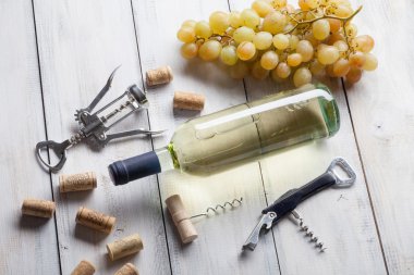 Ahşap masa arka plan üzerinde şarap tirbuşon cam şişe