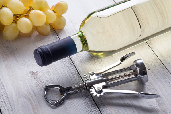 Стеклянная бутылка вина с штопор
 