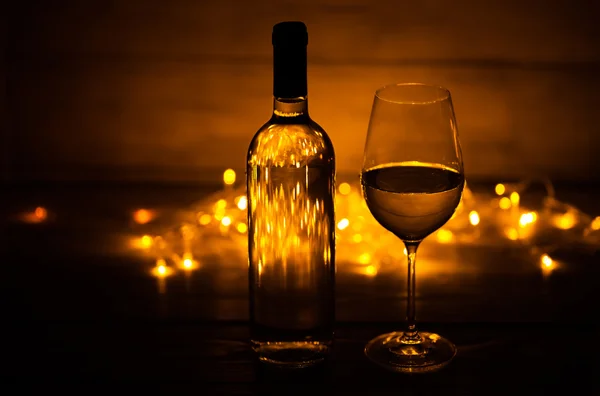 Witte Wijnglas tegen Kerstverlichting — Stockfoto