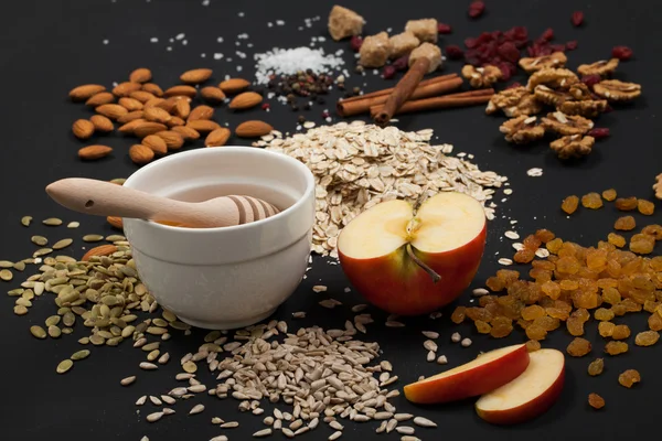 Ücretsiz yulaf ücretsiz paleo granola tahıl: karışık Kuruyemiş, tohum, Kuru üzüm, h — Stok fotoğraf