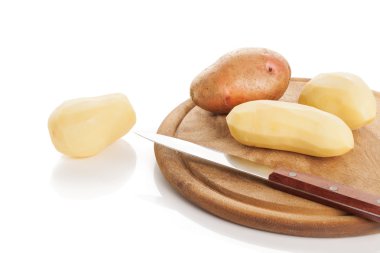 Kesme tahtası üzerinde ham soyulmuş patates
