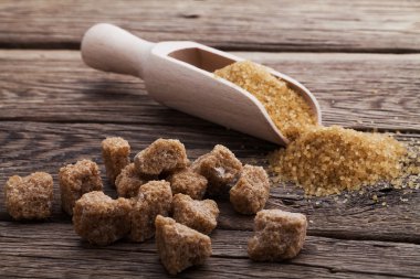 ahşap üzerinde kahverengi şeker