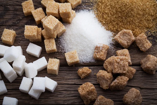 Varios tipos de azúcar, azúcar morena y blanco —  Fotos de Stock