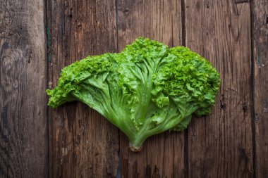 eski arka plan üzerinde taze salata