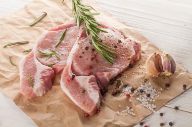 pişmemiş domuz eti 