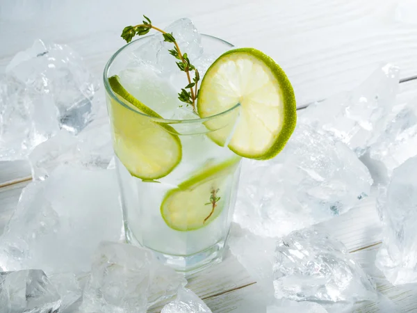 Limonade mit Eis, Limette — Stockfoto