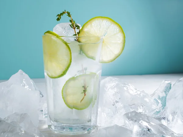 Limonade mit Eis, Limette — Stockfoto