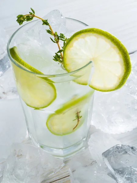 Limonade mit Eis, Limette — Stockfoto