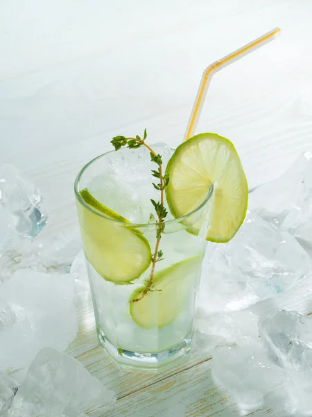 Lemonad med is, lime — Stockfoto