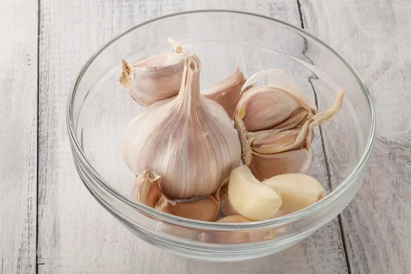 Ajo fresco en tazón de vidrio — Foto de Stock