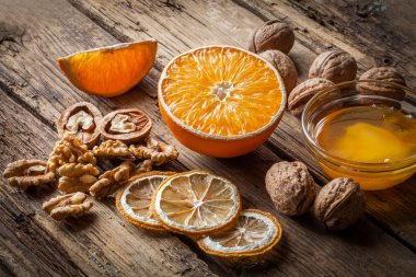 Ceviz badem ve portakal ile bütün ceviz