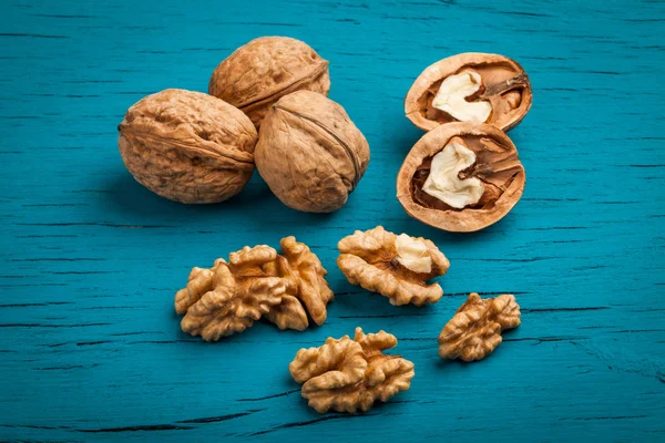 Nueces y nueces enteras —  Fotos de Stock