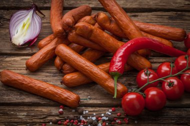 Tütsülenmiş sosis ve sebze 