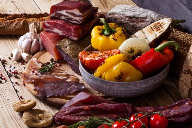 Et sarsıntılı ve ızgara sebze 