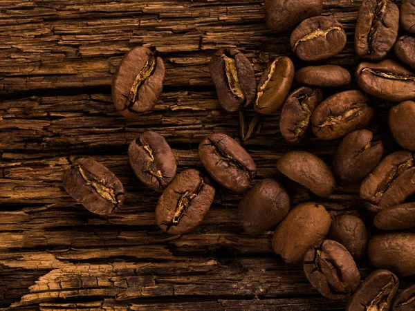 Granos de café sobre fondo de madera —  Fotos de Stock