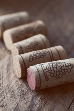 şarap mantarlar eski ahşap arka plan üzerinde seçici odak noktası