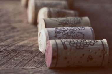 şarap mantarlar eski ahşap arka plan üzerinde seçici odak noktası