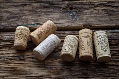 şarap mantarları ahşap arka planda,