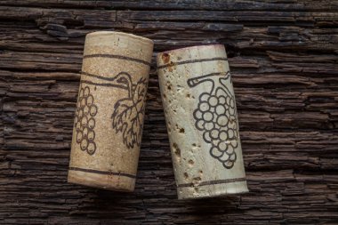 şarap mantarları ahşap arka planda