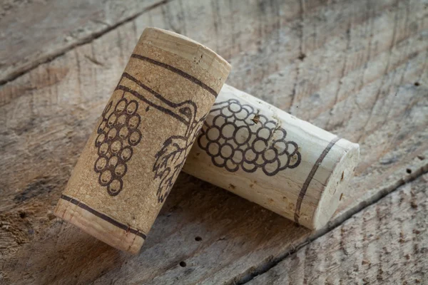 Пробки для вина на деревянном фоне, выборочная точка фокусировки — стоковое фото