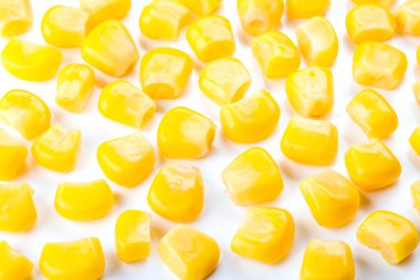 Beyaz arka planda konserve mısır