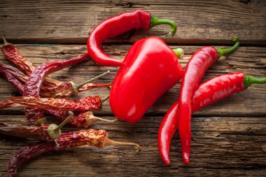 Kırmızı sıcak biber, ahşap masa üzerinde tatlı biber