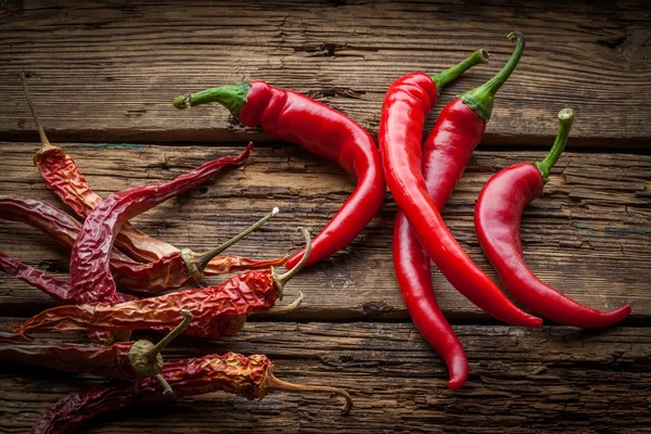 Pimientos rojos picantes en mesa de madera —  Fotos de Stock