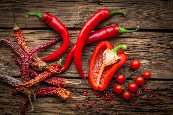 Red hot chili papričky, sladká pepperon dřevěný stůl — Stock fotografie