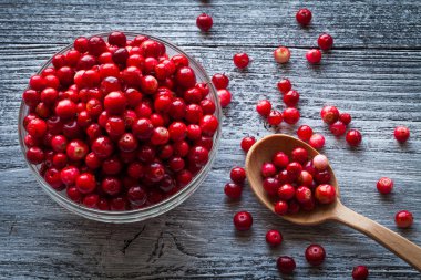 ahşap arka plan üzerinde taze kızılcık (Fuska)