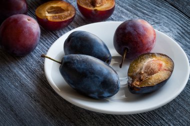 Rustik ahşap bir masa üzerinde taze Erik