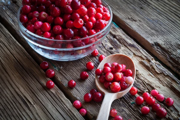 Cranberry fresco (cowberry) em fundo de madeira — Fotografia de Stock